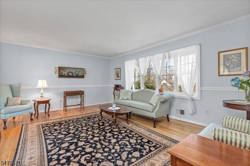 Welcome to the highly sought after Murray Hill Section of New Providence !