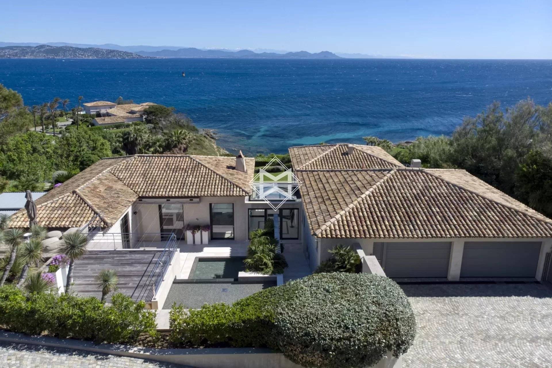 Property facing the sea in the heart of the Saint-Tropez Parks