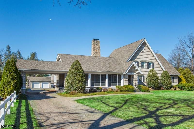 Beautiful 6 BR, 3 Bath Custom Colonial in Desirable Pompton Plains !