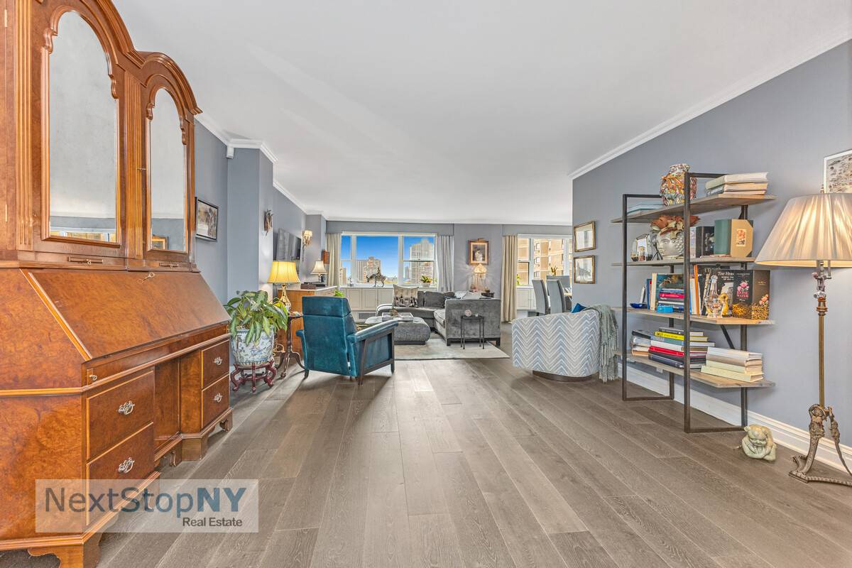 As an owner, resident, and broker at 1175 York Avenue, I am delighted to present the highly sought after D line at York River House.