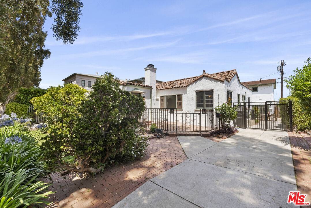 1122 S La Peer Dr 3BR Beverlywood La