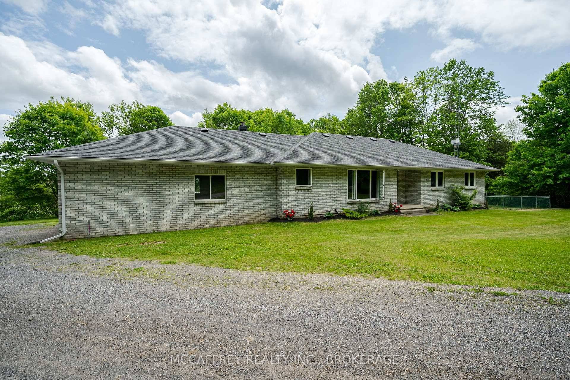 Welcome to 51 Luffman Road, a beautifully updated 3 bedroom, 3 bathroom bungalow ready to welcome you home !