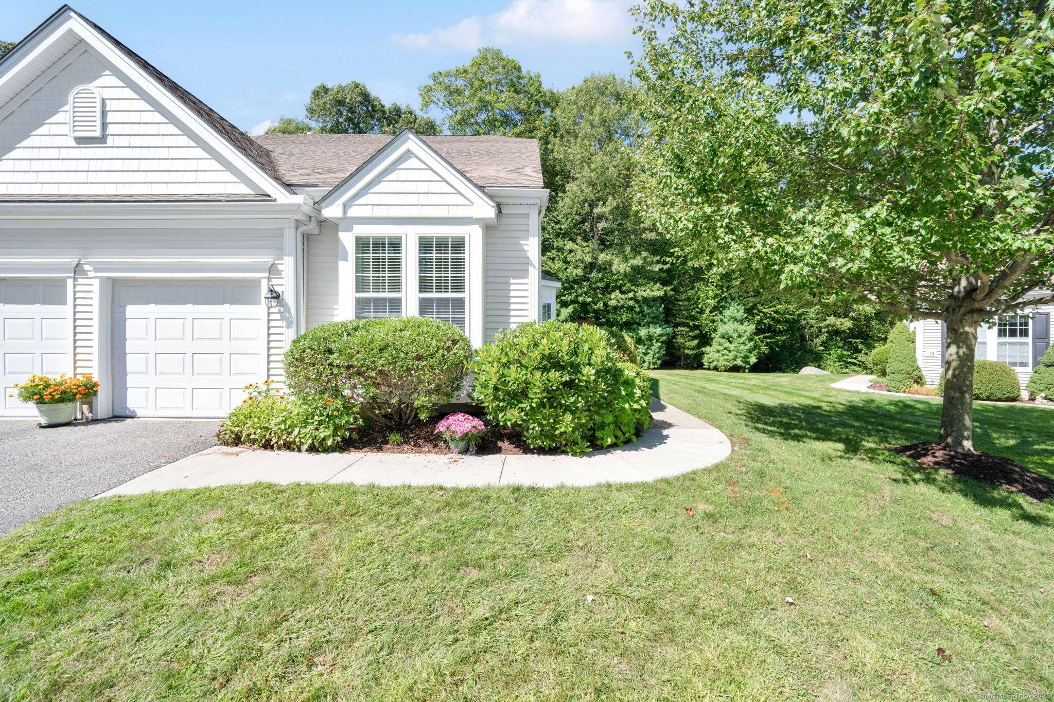 Easy living at rarely available Oxbow Ridge !