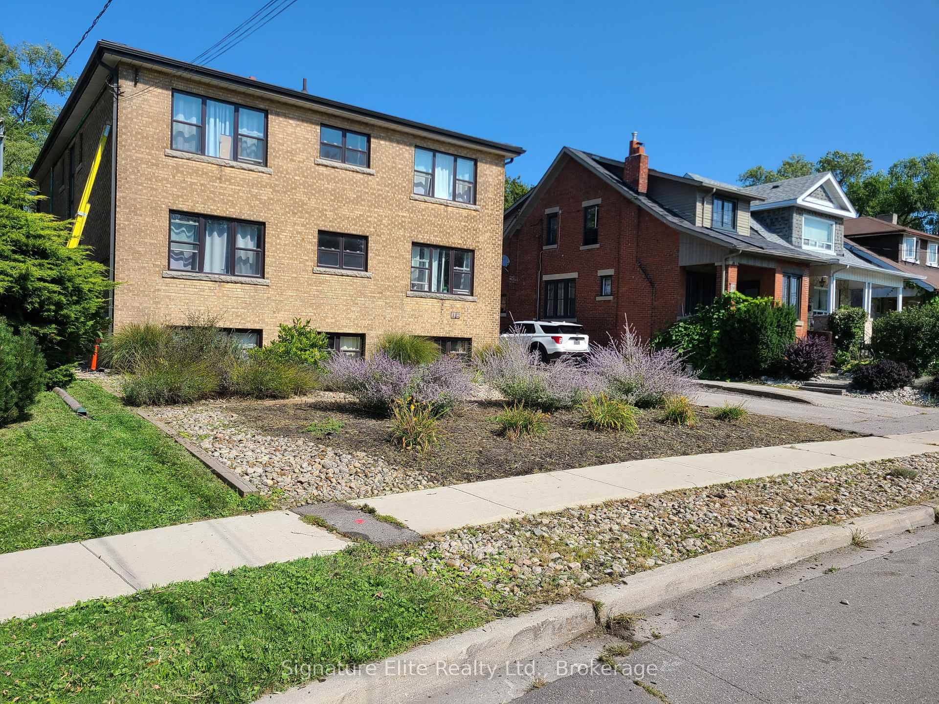 Bright and well designed 2 bedroom unit available in the highly desirable Long Branch neighbourhood.