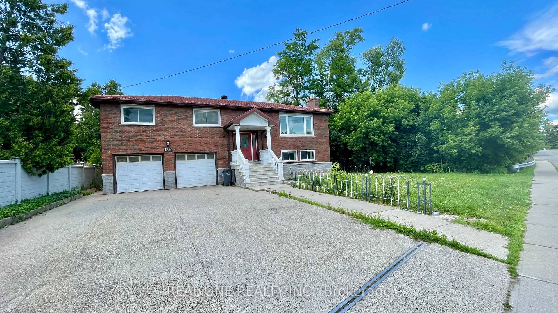 Welcome To A Creekside, Private And Spacious 5 Bedrms 4 Bathrms Property With Only One Neighbour Beside.