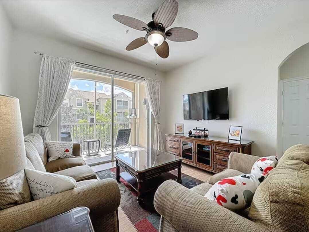 Orlando EXCELLENT income investment and personal vacation home.