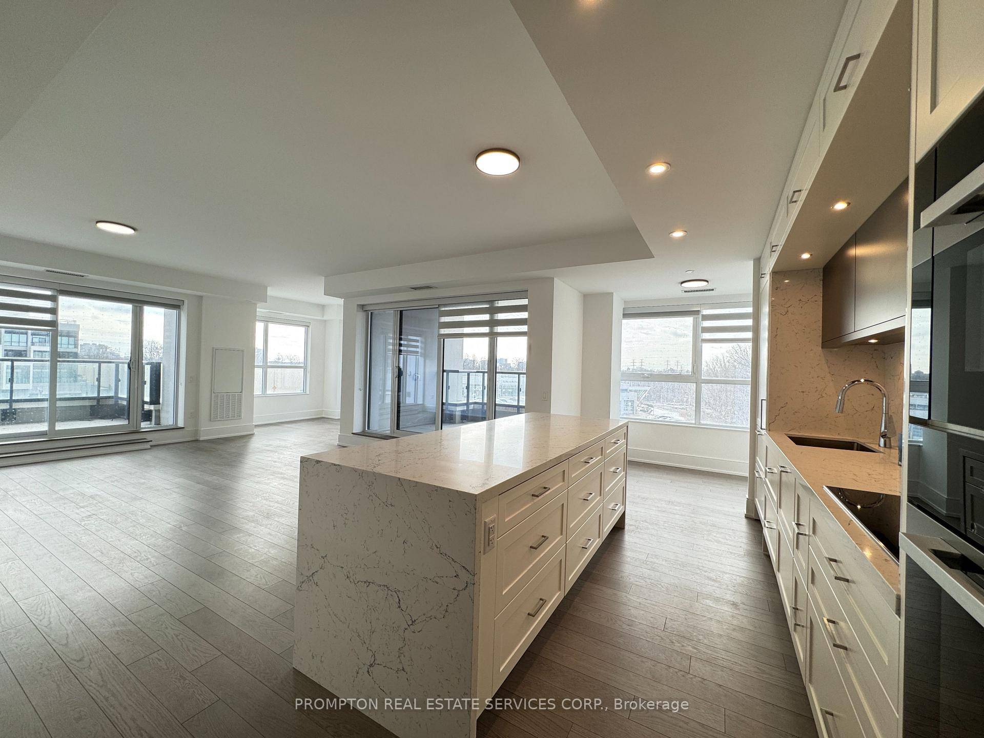 2 EV Parkings 2 Lockers Included Calling for Executive Tenants !