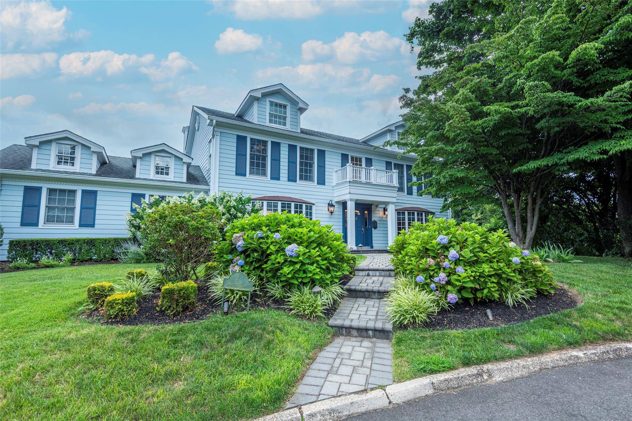 Welcome to this immaculate 6 bedroom, 4.