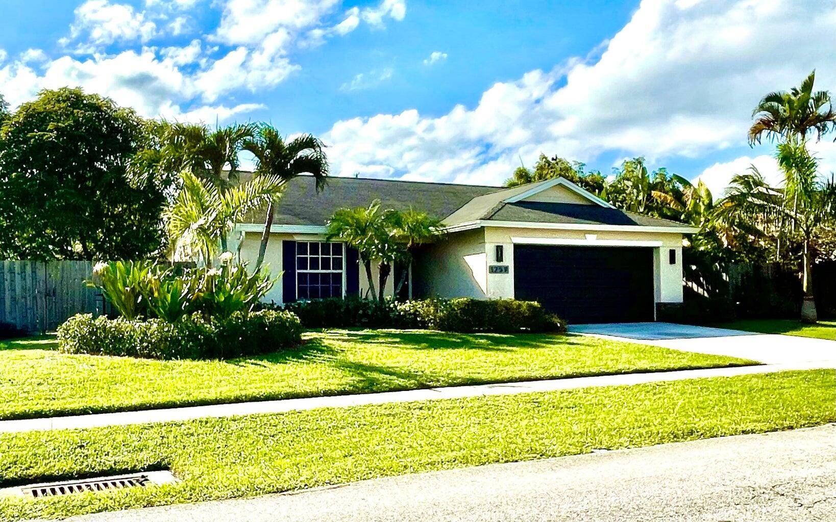 Oasis, centrally located minutes away from the equestrian grounds, beaches, airport, shopping and restaurants.