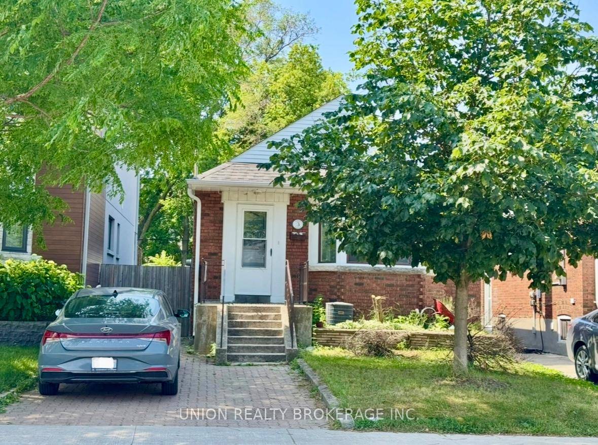 This bright and updated 2 bedroom, 1 bathroom bungalow offers comfortable living in a highly convenient East York location.