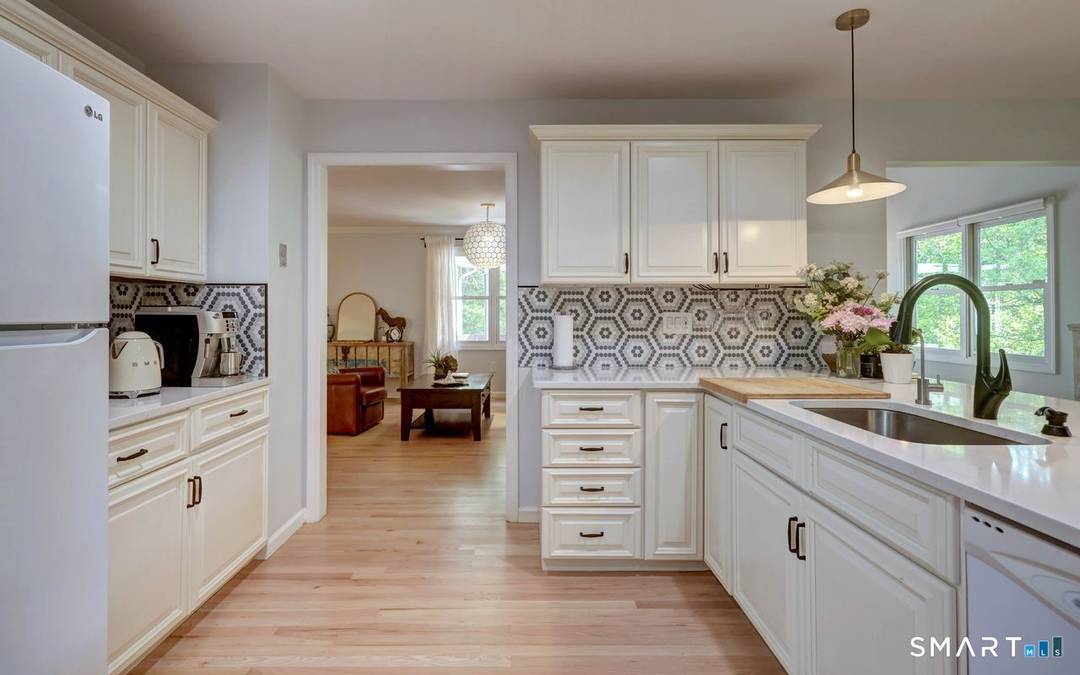 Enjoy this spacious free standing ranch style unit featuring the largest floor plan in Canterbury.