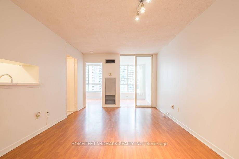 Prime Location At Bay amp ; Bloor, Great Layout 1 1 Unit, Large Solarium Can Be Used As 2nd Bedroom, Walk To U Of T, TMU, Eaton Center, Queen's Park, ...