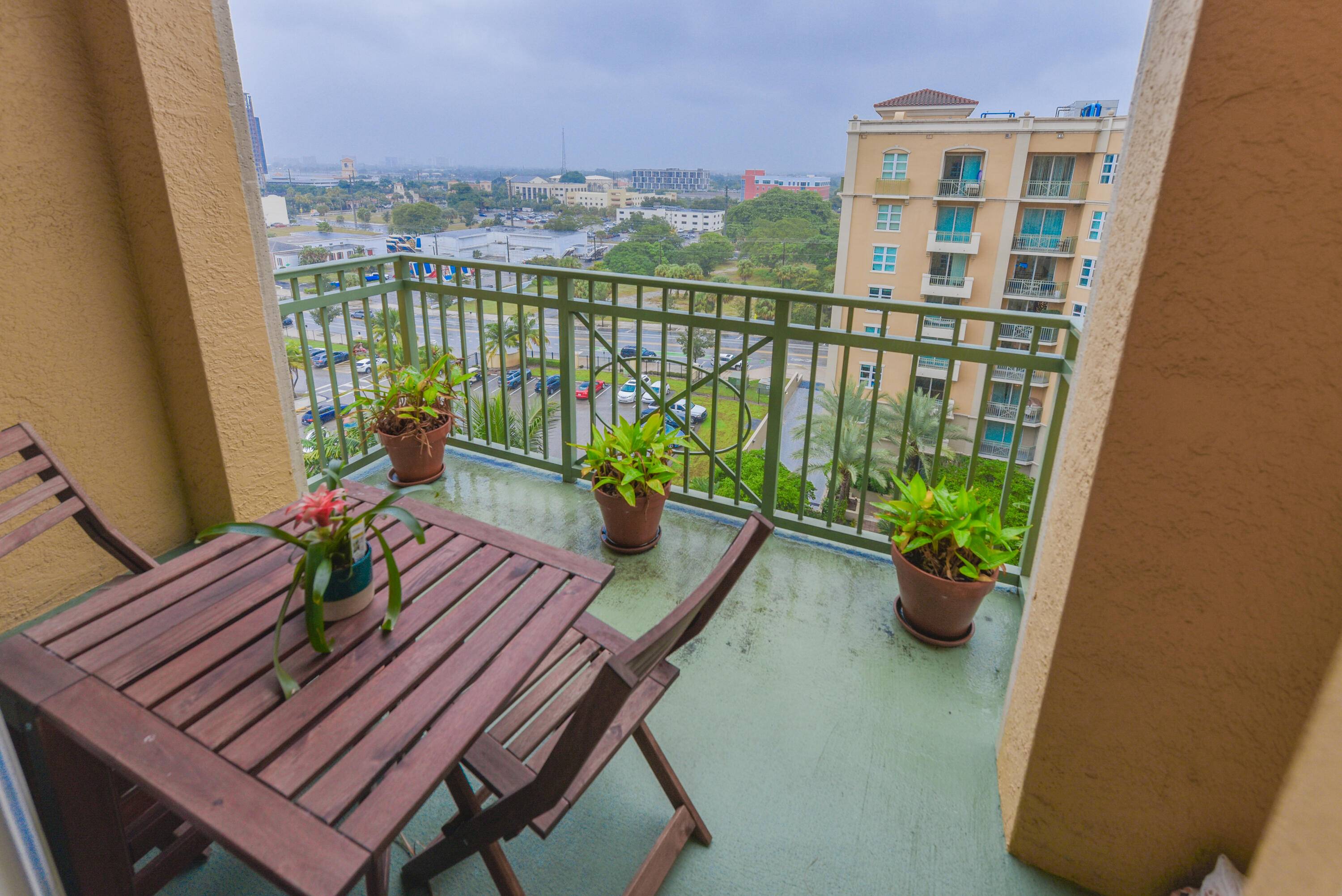PENTHOUSE ! ! Exceptional 2Bed 2Bath.