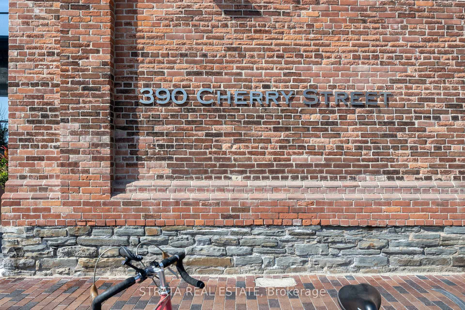 City Energy Meets Waterfront Calm in the Distillery DistrictAvailable immediately, this elevated corner suite offers a rare 400 sq.