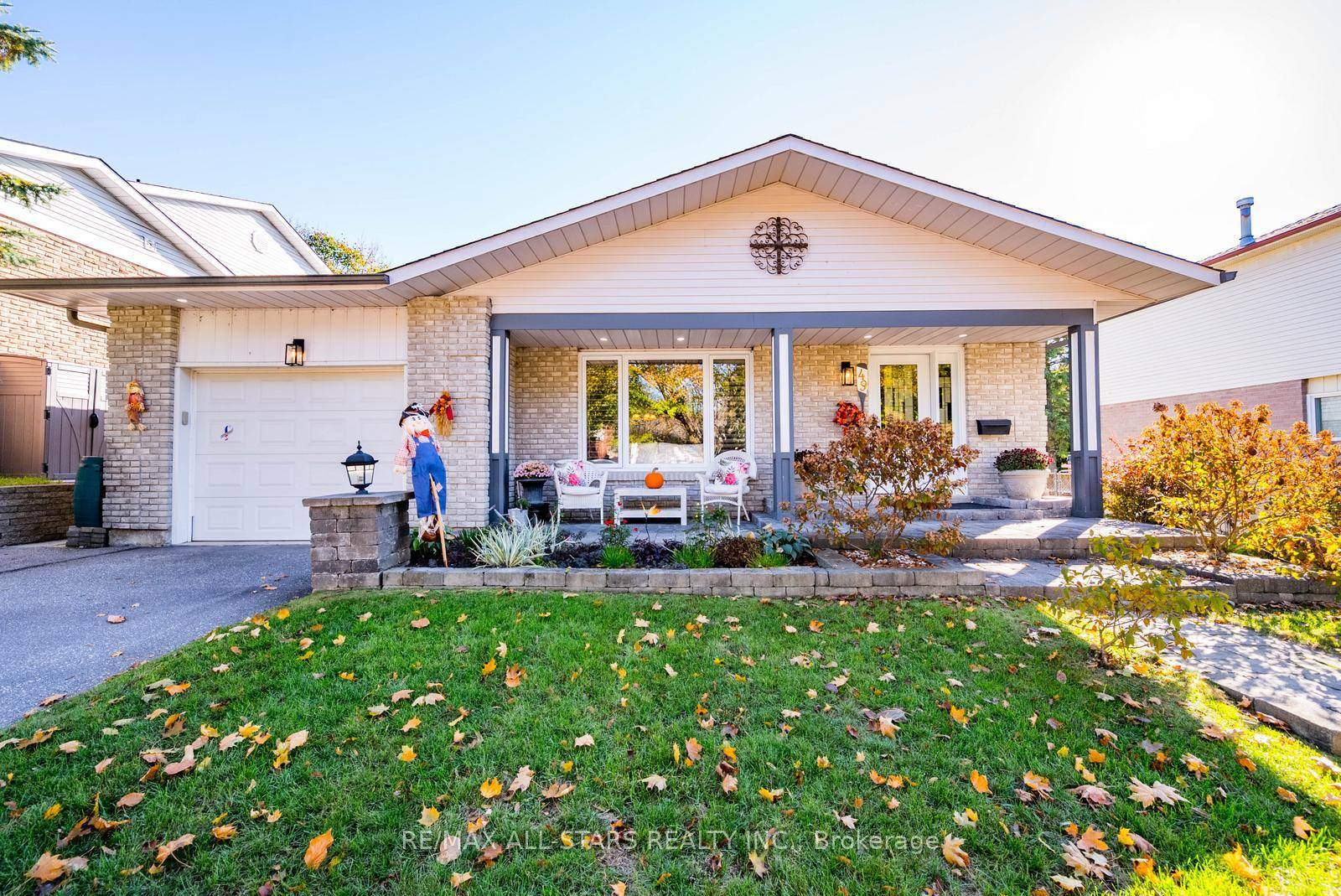 Welcome to 49 Shannon Road in the beautiful community of Mount Albert a charming and meticulously maintained backsplit home.