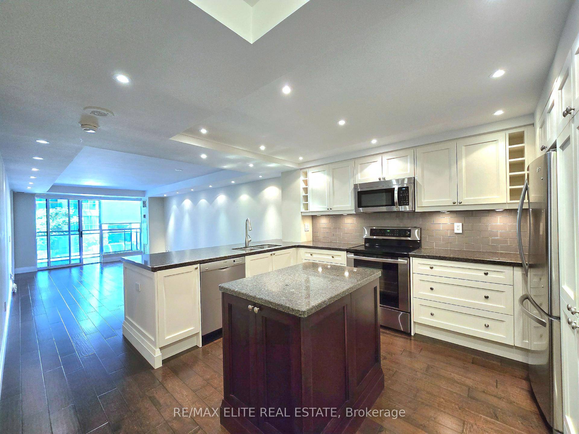 Stunning Modern Suite at Hollywood Plaza.
