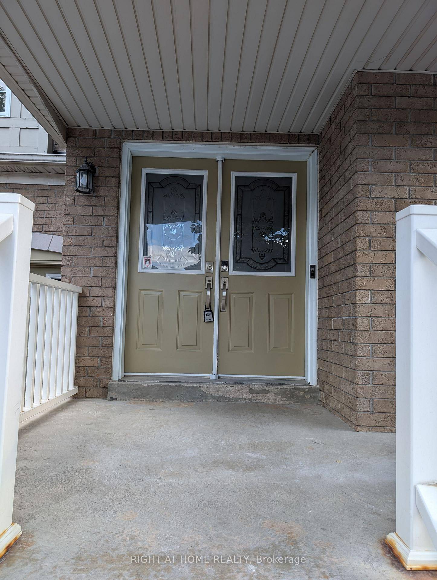 Welcome to this beautifully updated home located in a Great Vellore Village family friendly neighborhood !