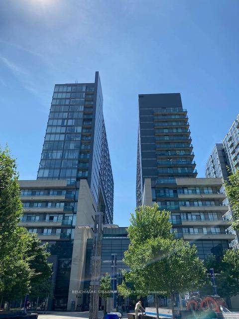Welcome to this bright, fully renovated 2 bedroom, 2 bathroom modern Penhouse unit located in the heart of the vibrant Queen Street West Village.