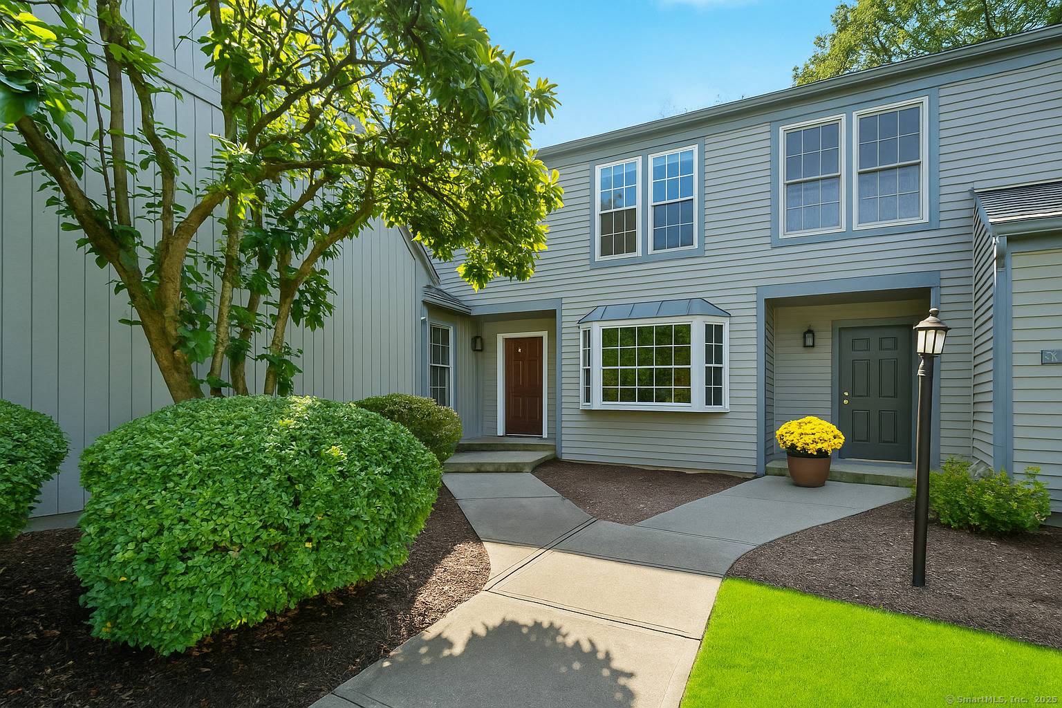 Gorgeous, remodeled end unit in sought after Woodfield Village !