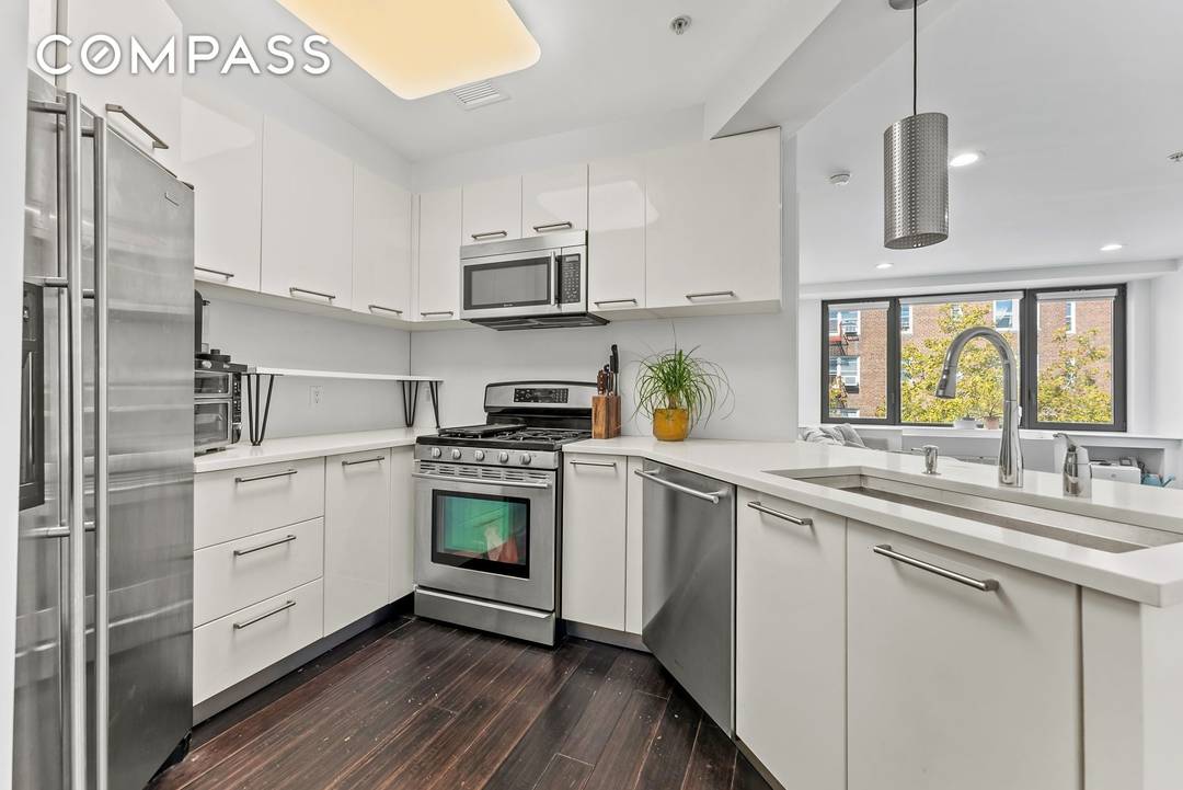 Luxury 1BR in Prime Forest Hills.