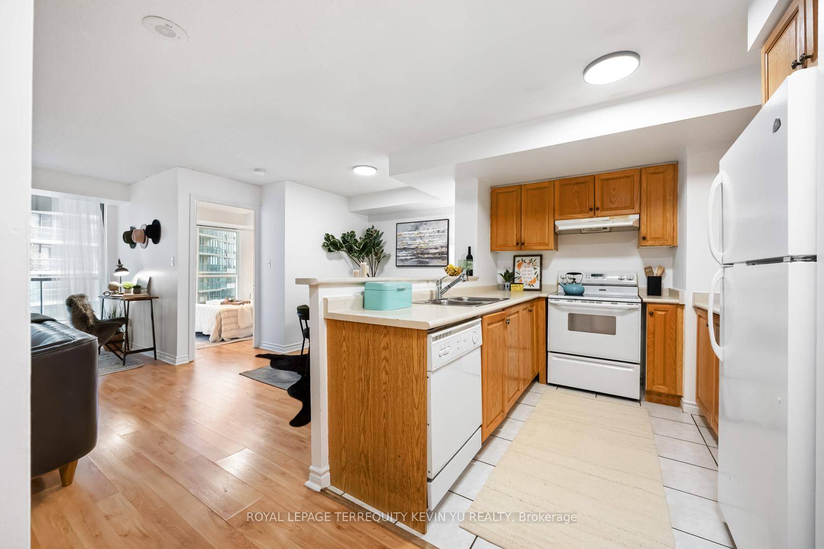 This spacious 1 bedroom plus den, 1 bathroom condo in North York is perfect for singles, couples, or young families.