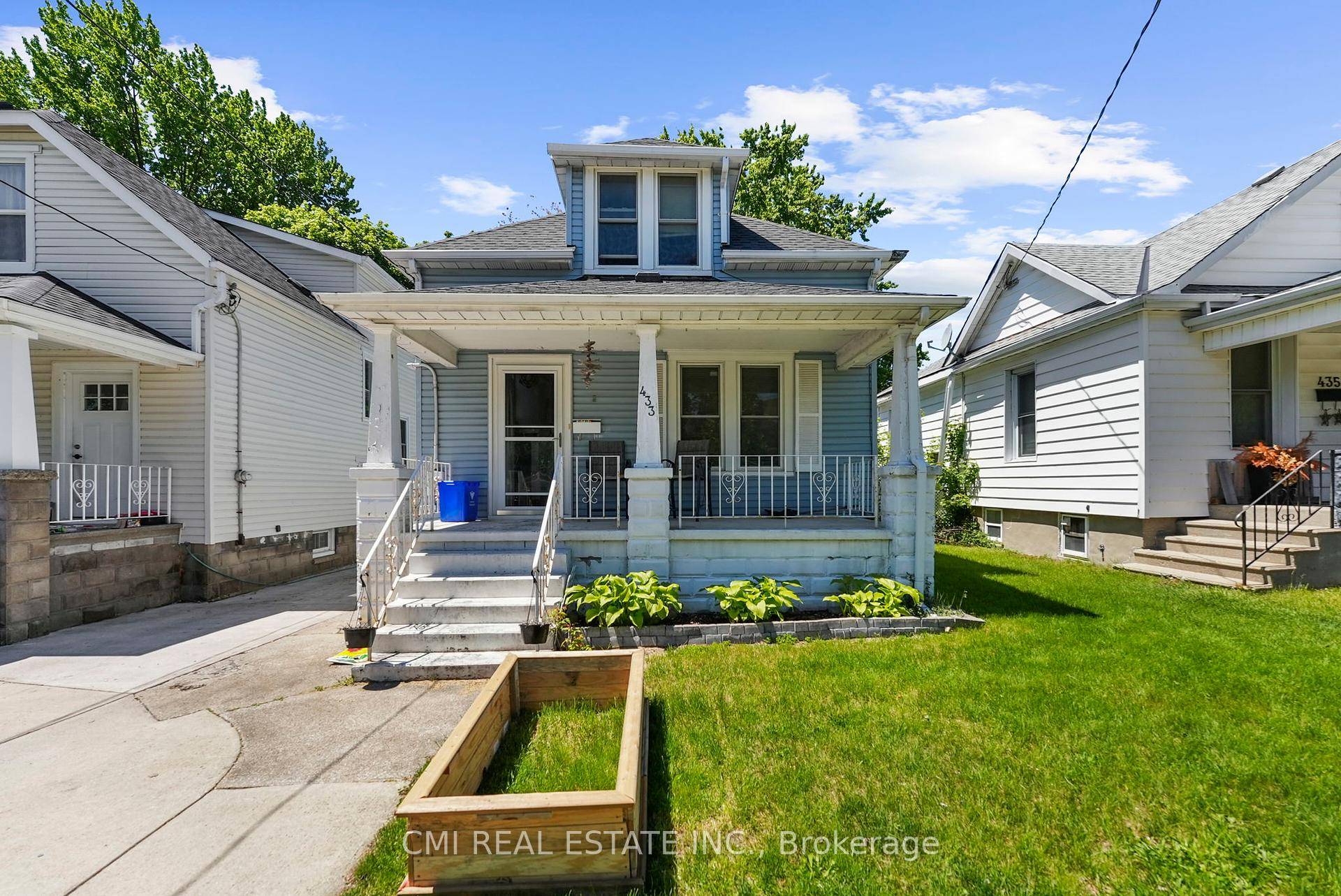 Quaint family home offerings 3 1bed, 3 bath w finished bsmt over 1300sqft of living space located in highly sought after High Park neighbourhood steps to top rated schools, parks, ...