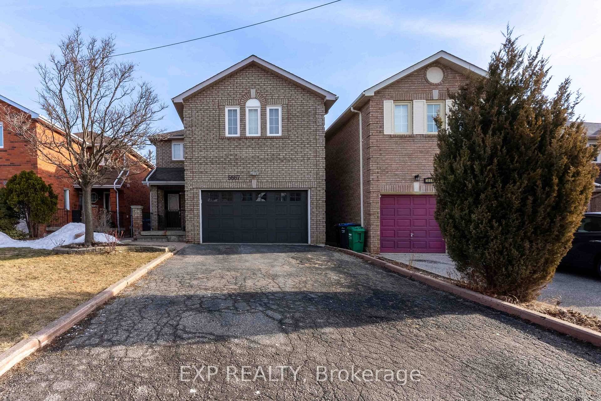 Located In The Heart of Mississauga Welcome To This Spacious 4 Bedroom Detach Home !