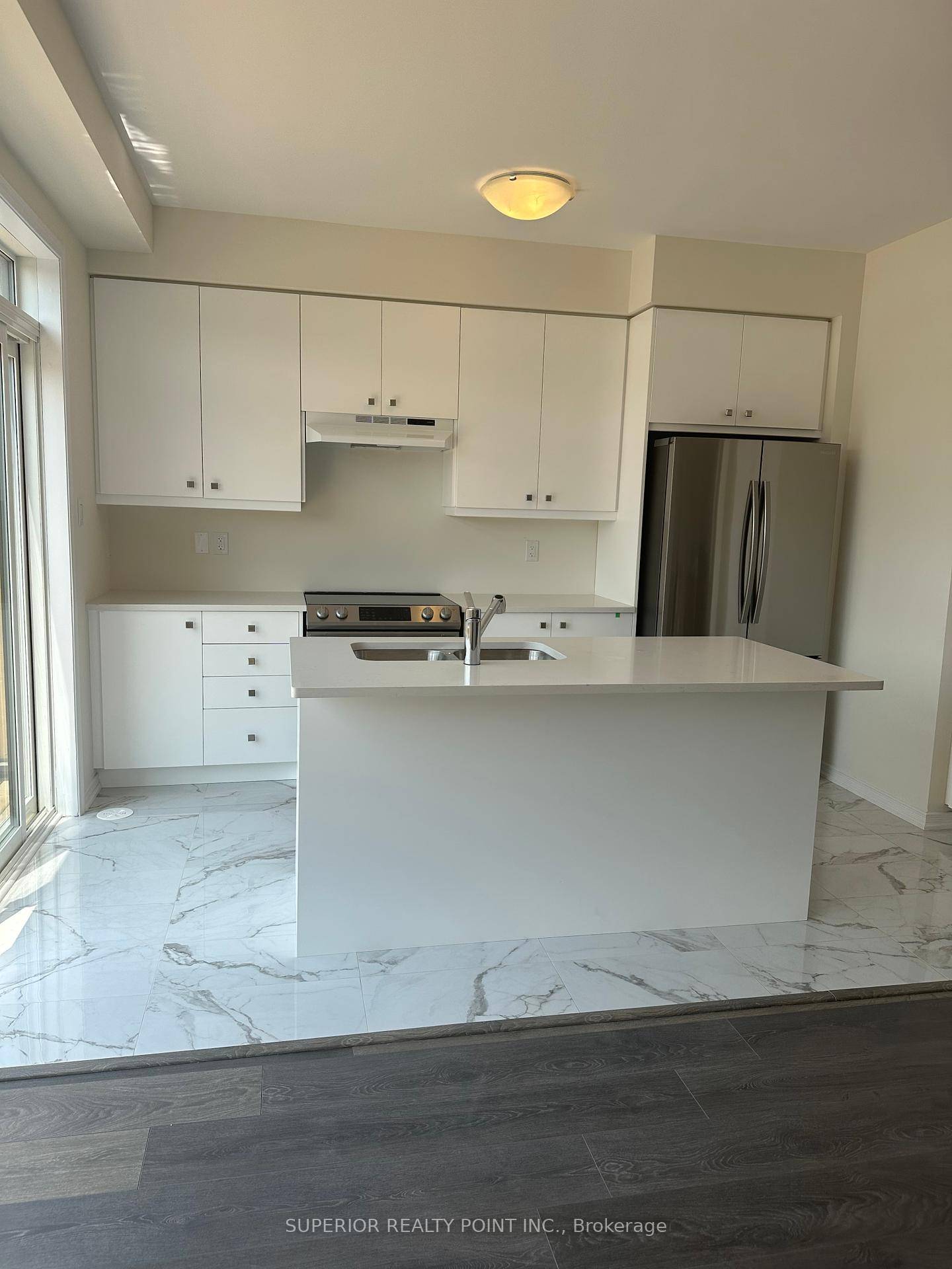 Fully upgraded 3 3 storey freehold Townhouse In Brantford West Brant, Empire Community.