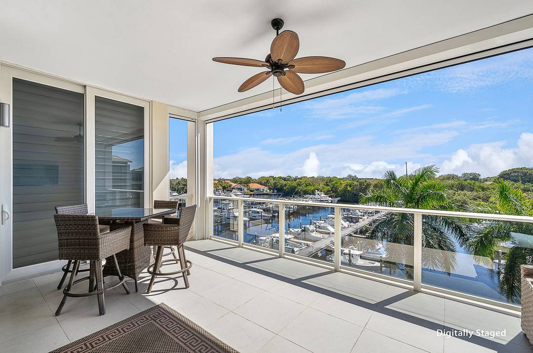 Move in for season ! Direct marina views.