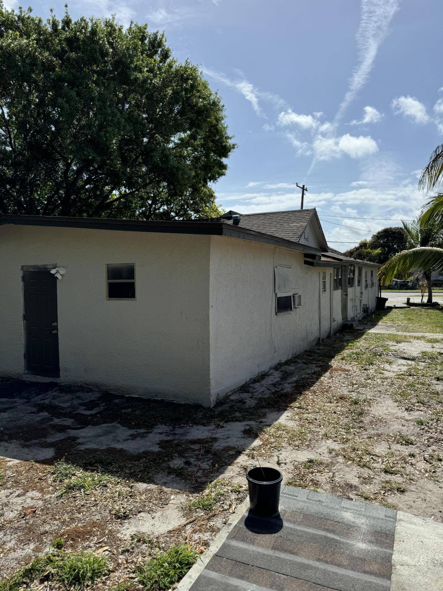 Discover this charming ROOMING House Boosting 11 BedRooms property Located at 916 Avenue H in Fort Pierce, FL.