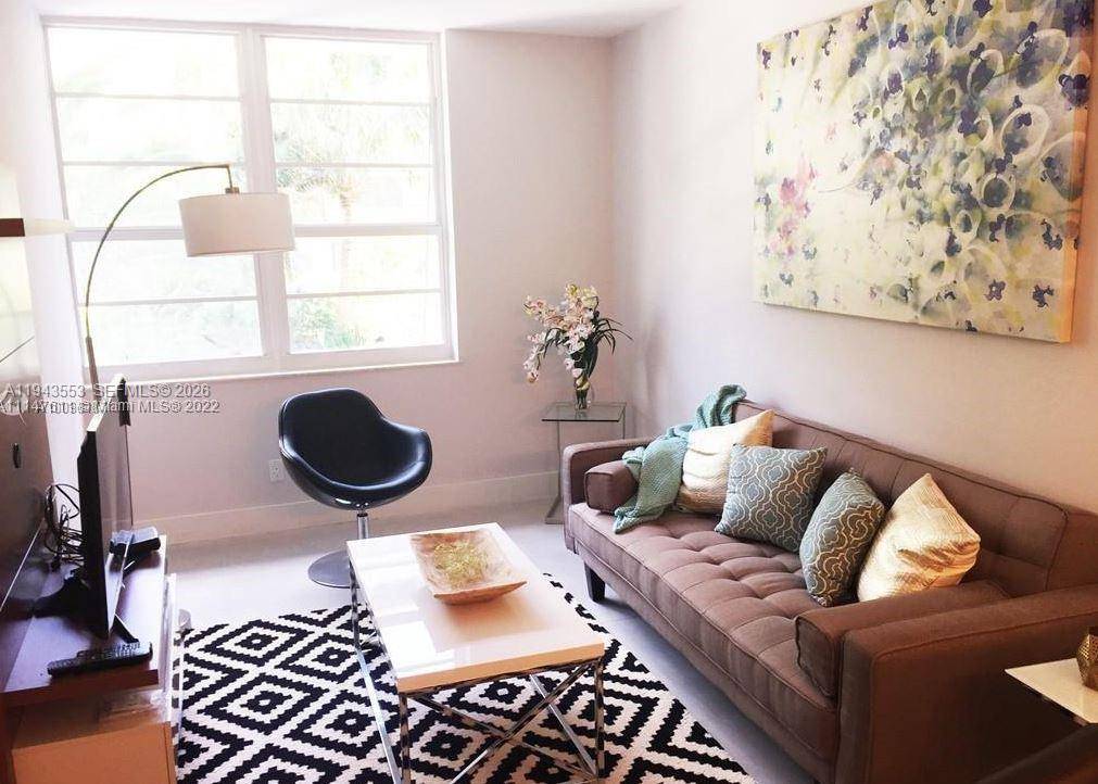 JR. STUDIO AT THE FAMOUS DECOPLAGE WITHIN WALKING DISTANCE TO THE MOST TRENDY RESTAURANTS AND PLACES IN SOBE.