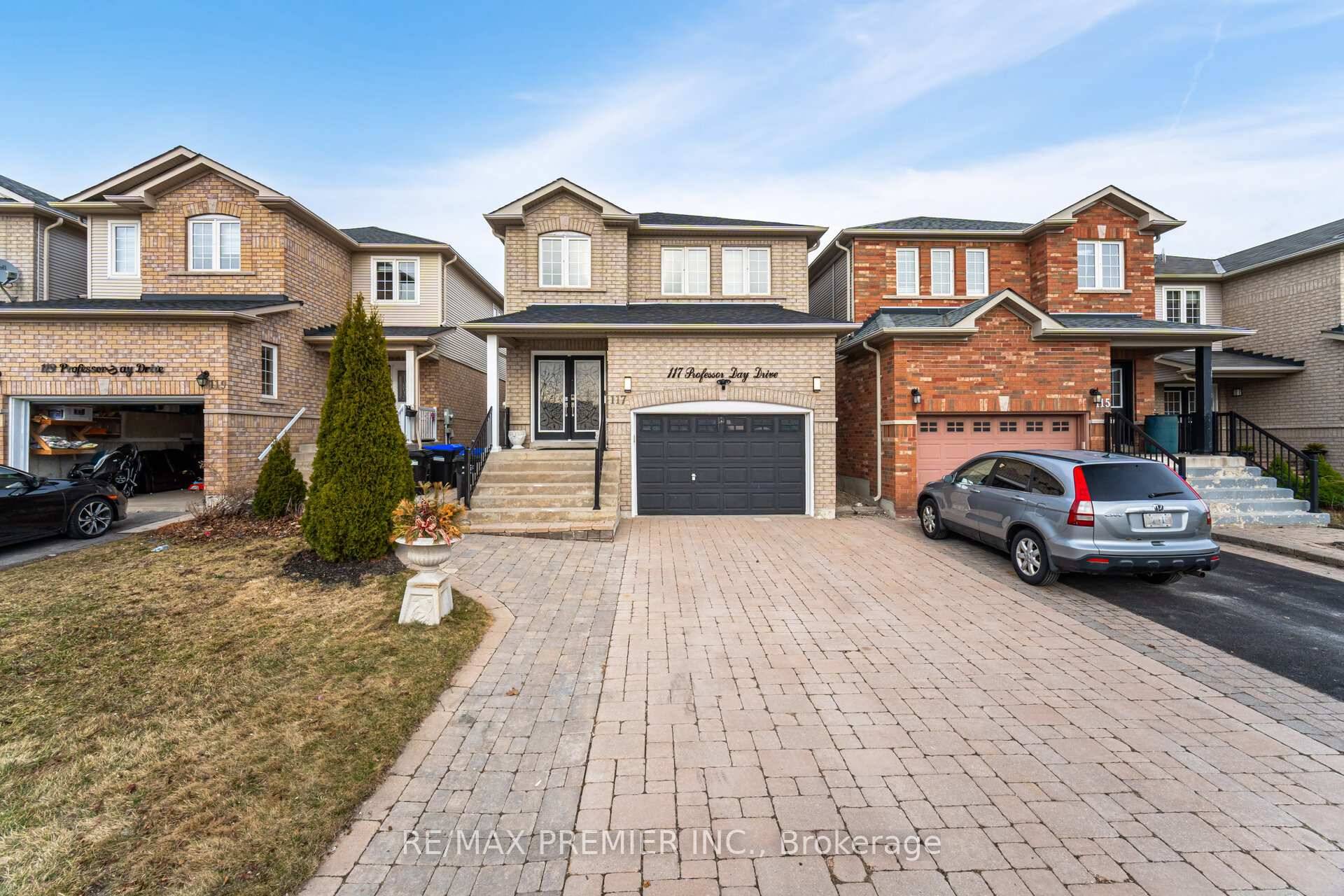 Step into this Beautiful 4 1 Bedroom Home located in the Heart of Bradford Open Concept Layout featuring a Family room amp ; a Dining area, Kitchen with Stainless Appliances, ...