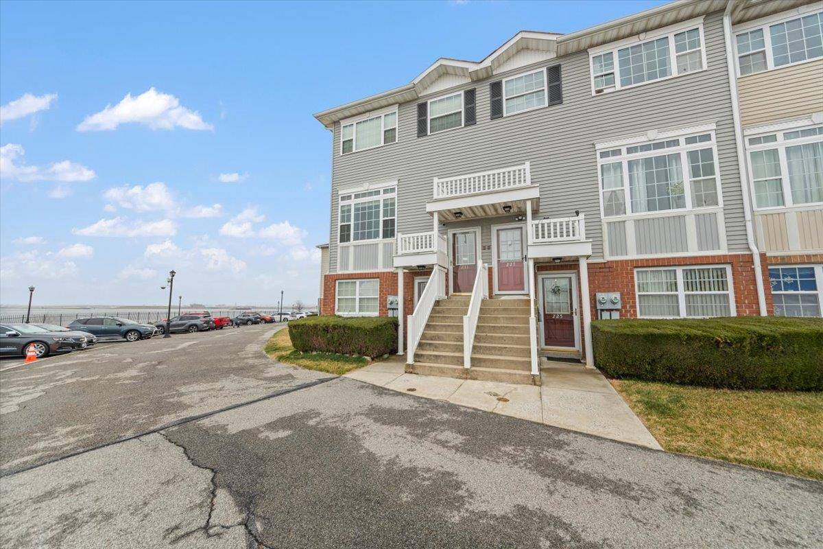 Welcome to 231 Surf Drive an exclusive limited edition condo at Harbour Pointe Shorehaven.