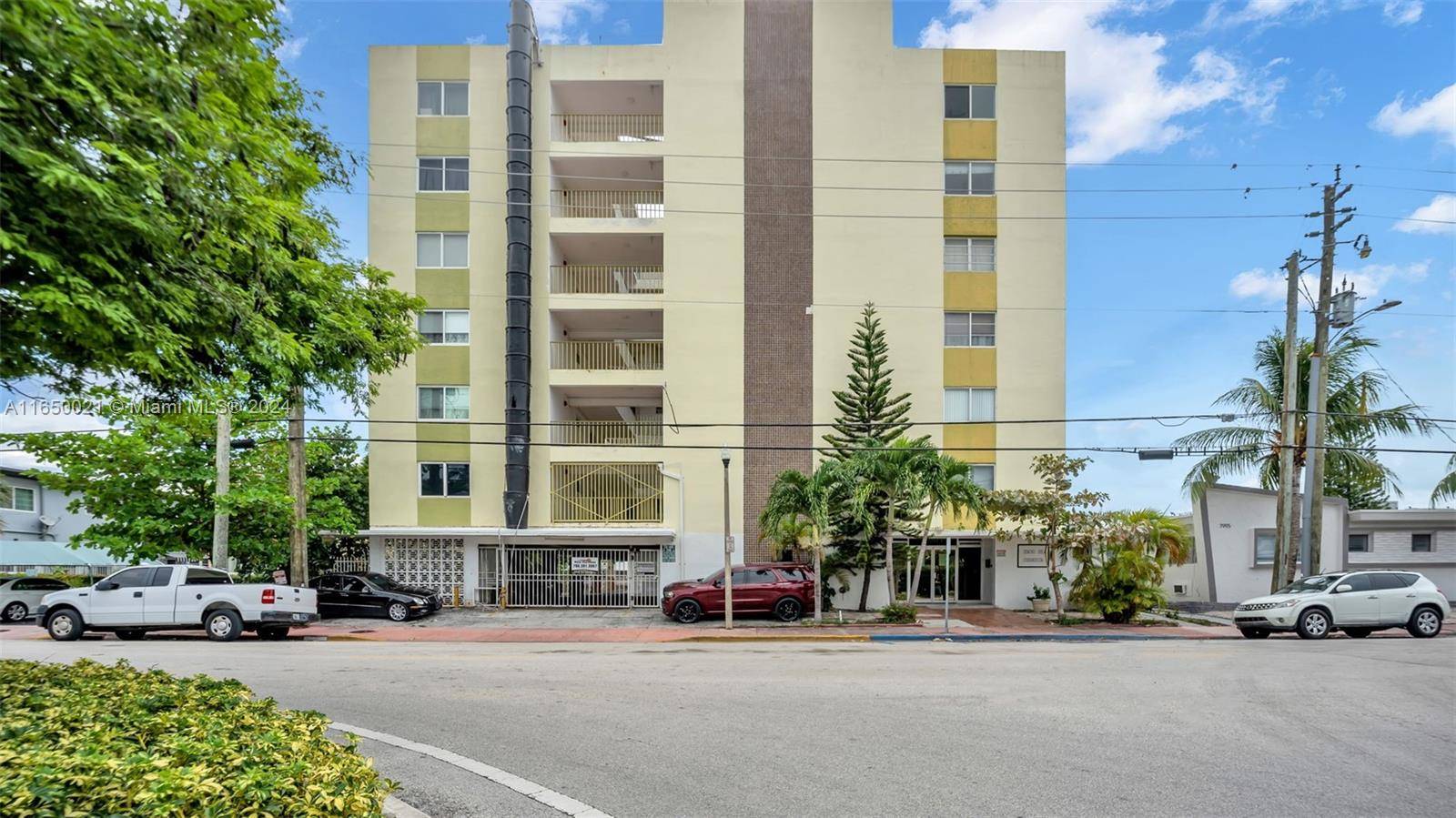 Beautiful 2 bedroom, 2 bathroom condo with Intracoastal views.