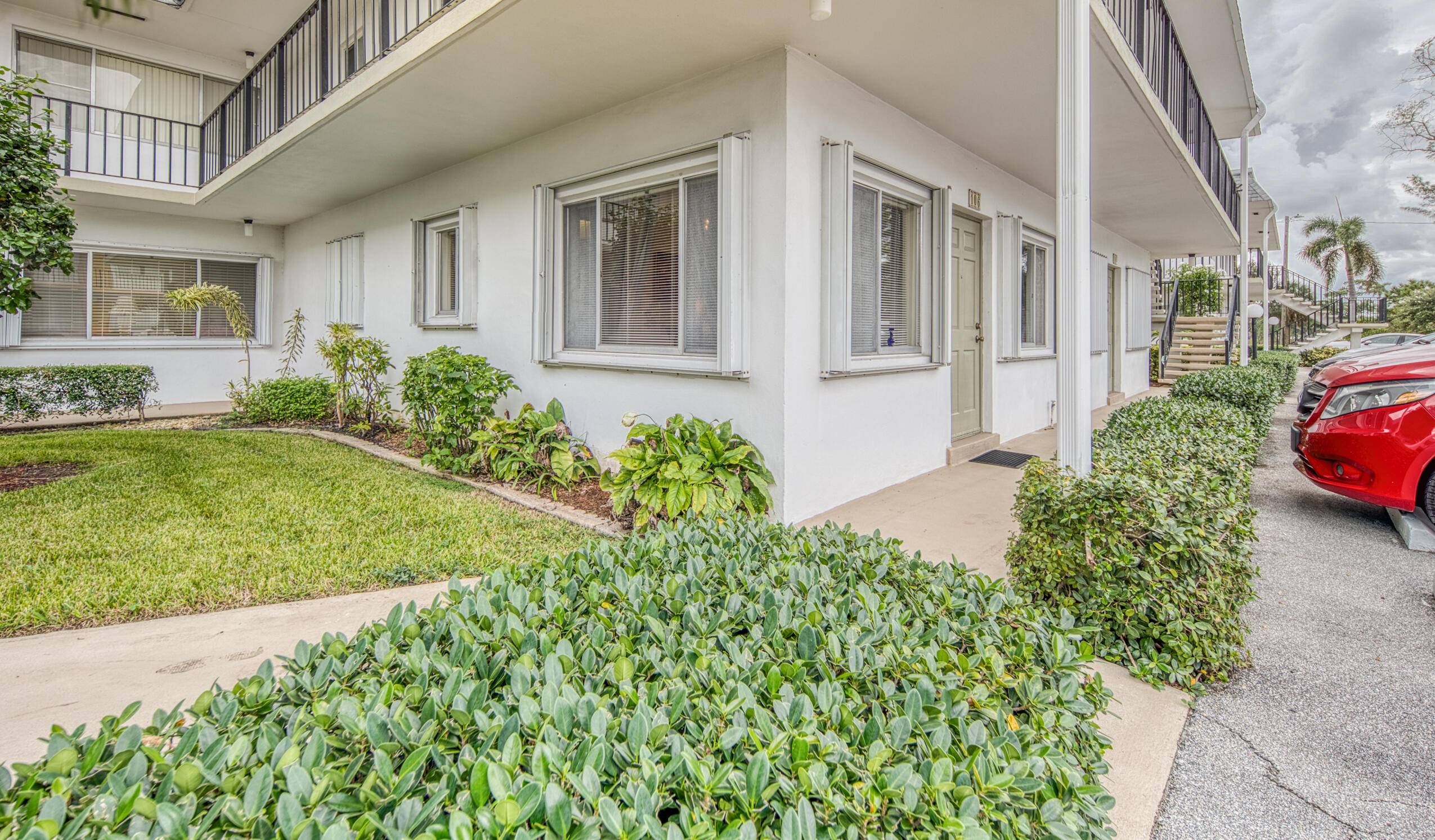 A rarely available 1st floor unit in Murry Hills, a chance for you to enjoy lake side living with it's walking path, wildlife and gorgeous sunsets.