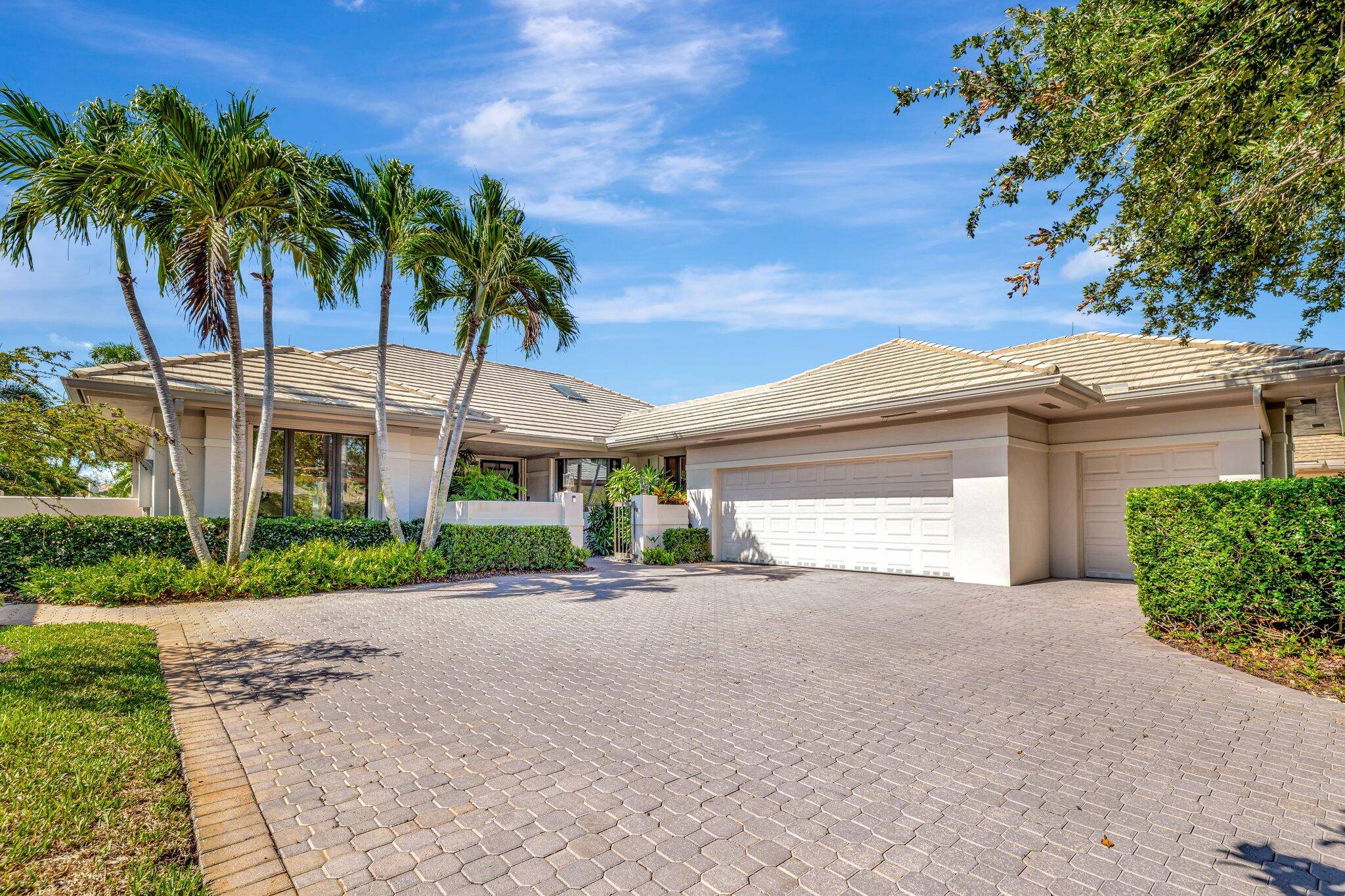 Experience the Best of Florida Living in Mariner Sands Country Club !