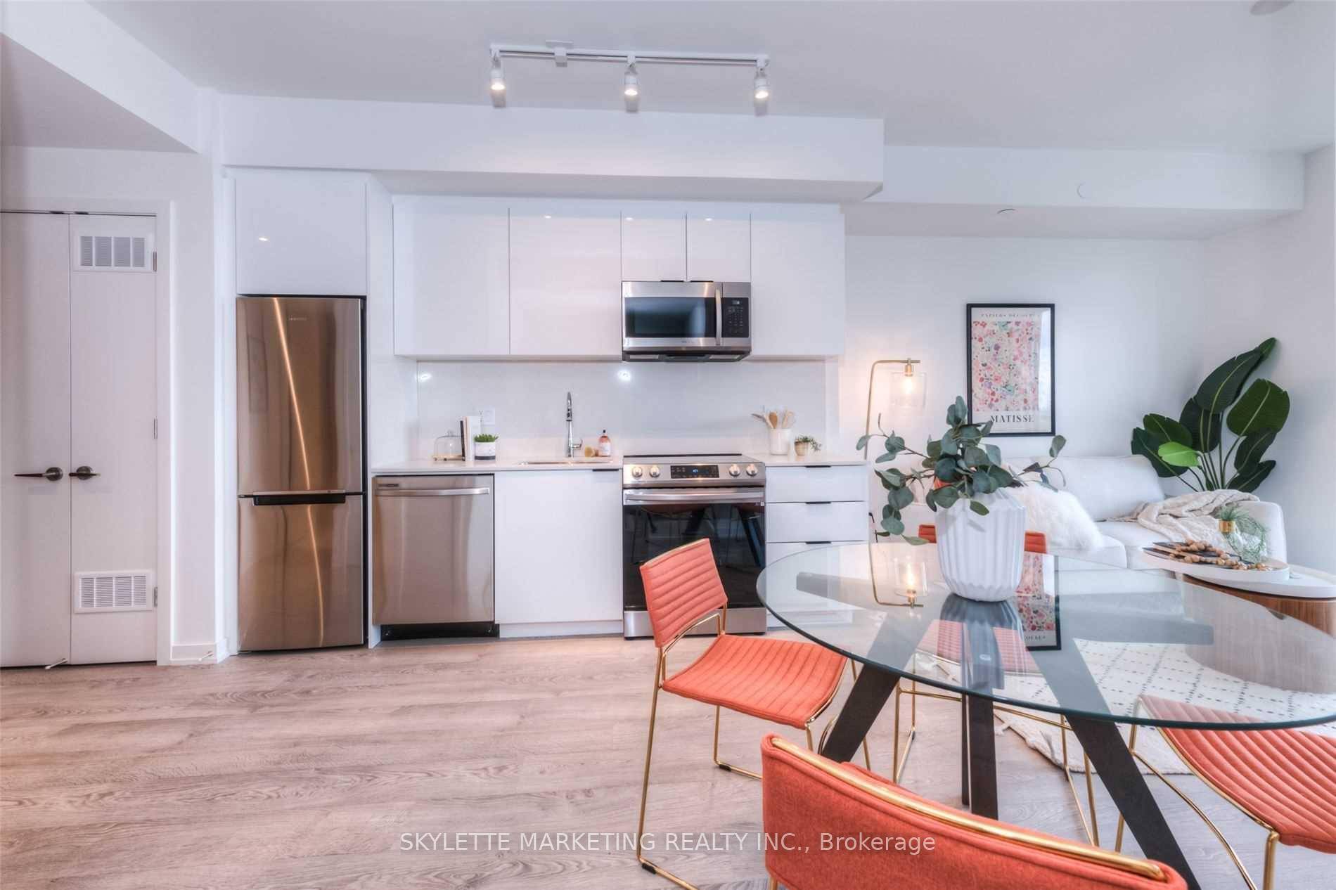 This unit with stunning city views is situated in the charming Corktown neighbourhood close to shops, restaurants, and steps away from the historic distillery district.