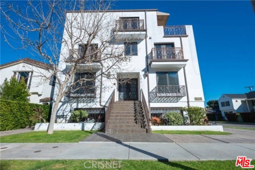 1096  S Bedford Dr LA