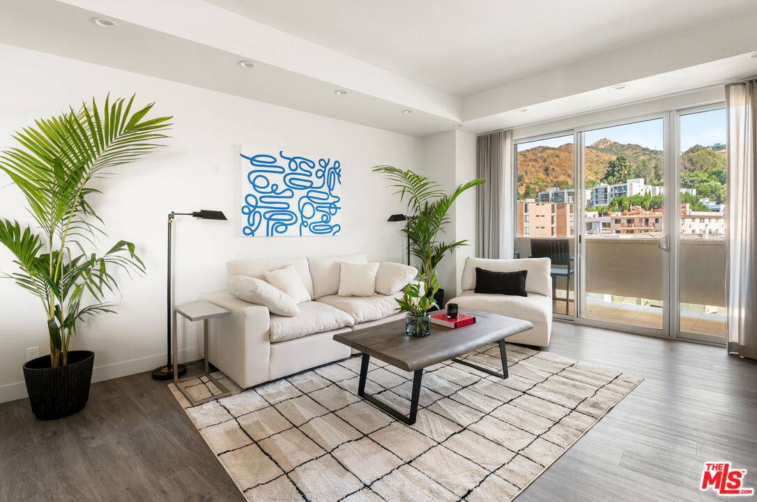 7250 Franklin Ave 1BR Hollywood Hills East La