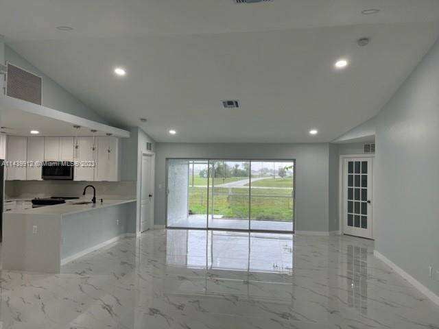 FULL RENOVATED RESIDENCE IN A GROWING AREA OF CAPE CORAL.