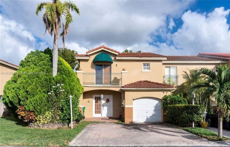 Corner 3 bed, 2 bath townhome with 1 car garage in West Kendall Low HOA, no CDD !