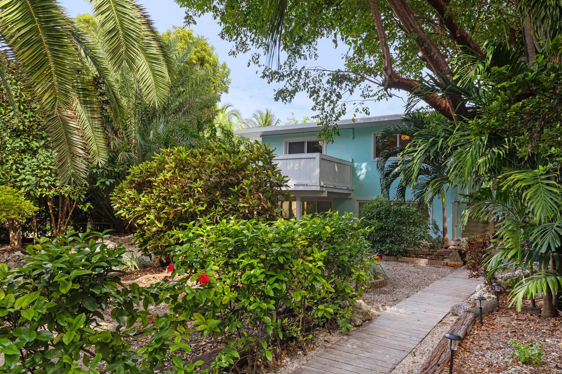 Paradise Found Renovated Jungle Treehouse !