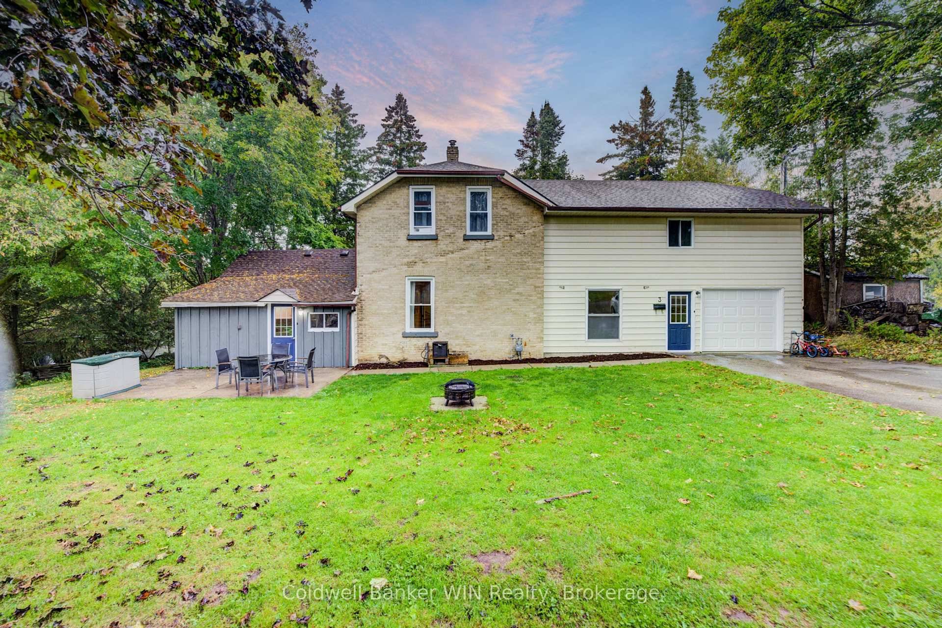 Spacious 5 Bedroom Family Home on Quiet Dead End Street in Mount Forest.