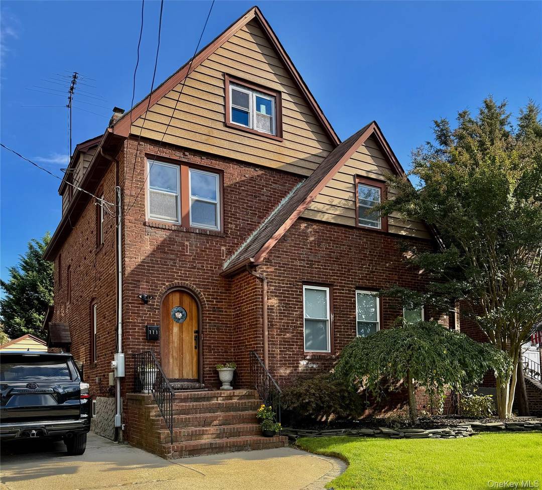 CHARMING, BRIGHT AND SPACIOUS 3 BEDROOM DUPLEX WITH ALL UTILITIES INCLUDED !