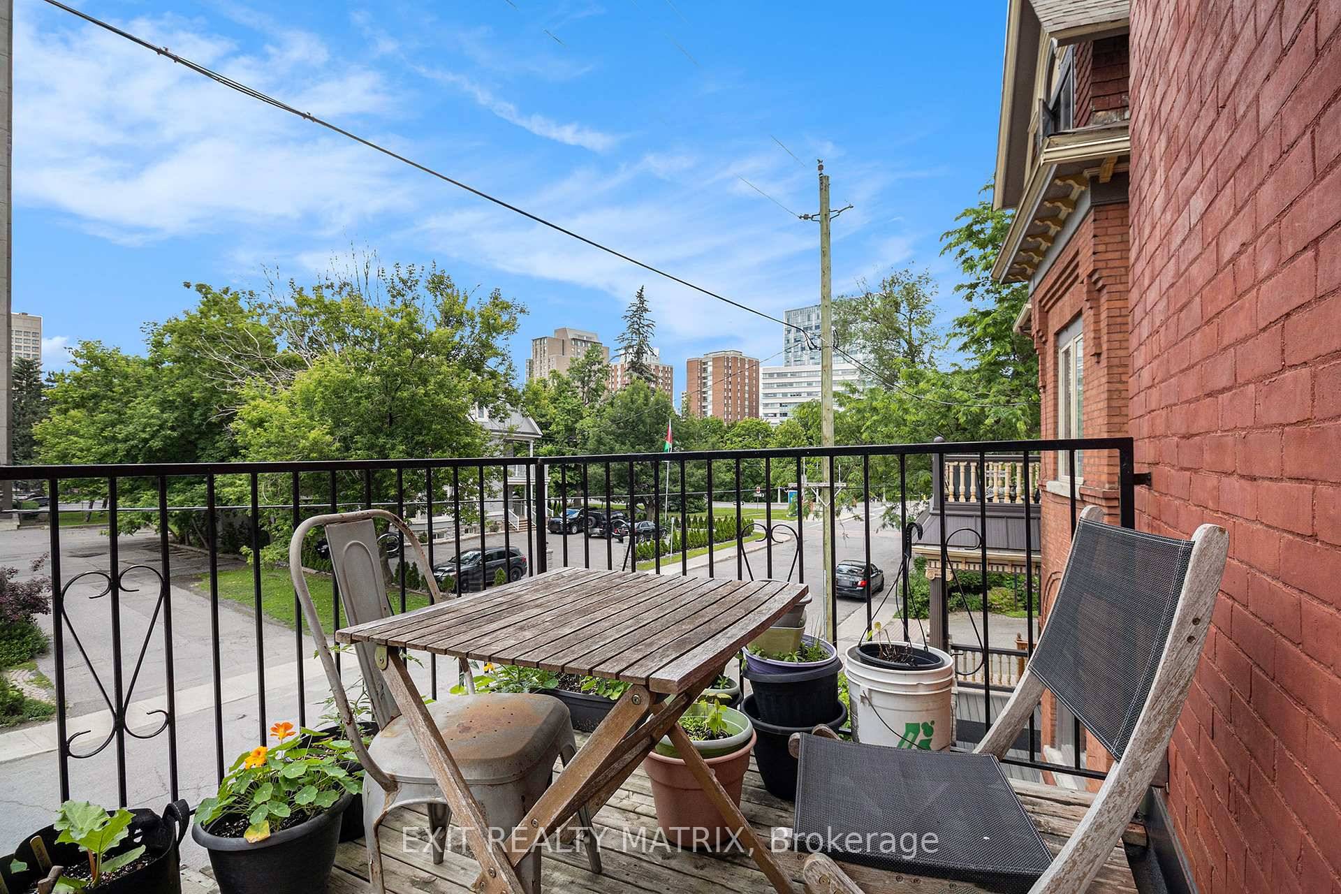 Check out this charming triplex steps away from the Rideau Canal, restaurants, Parliament Hill, University of Ottawa amp ; much more !
