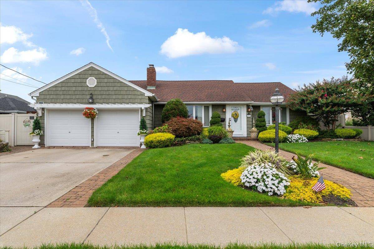 Waterfront Living in Massapequa Welcome to this two bedroom waterfront retreat an entertainer s dream filled with natural light and stunning details throughout.