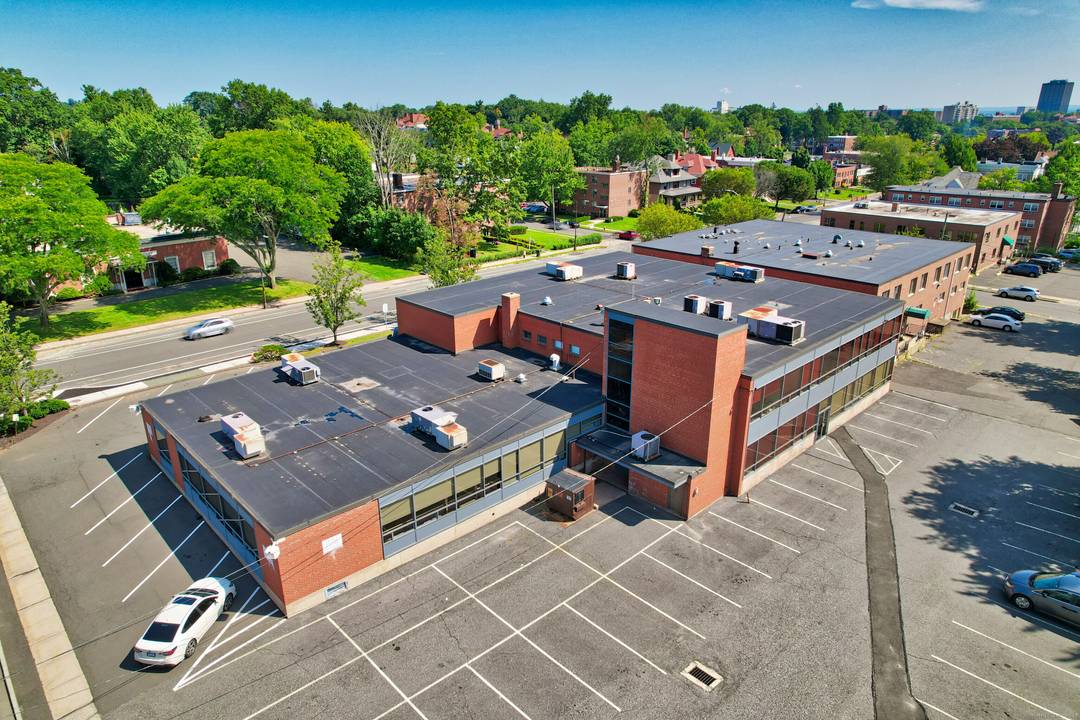 Attention investors ! This turnkey commercial office building presents an excellent opportunity for those looking to expand their portfolio with stabilized rental income.