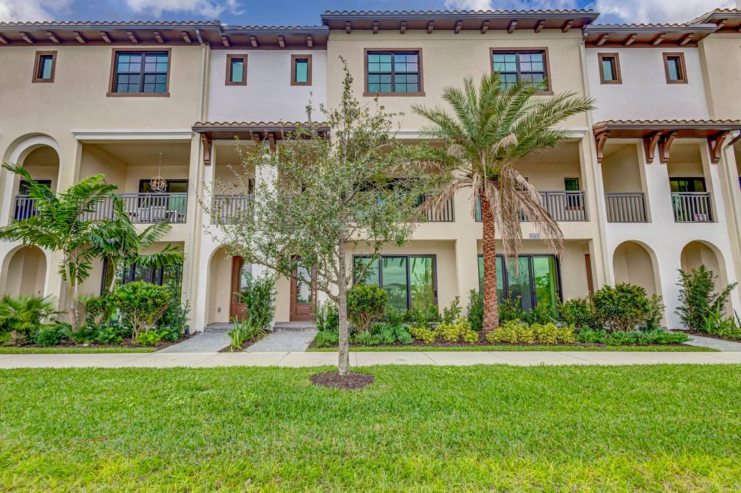 BEAUTIFUL WATERFRONT TOWNHOUSE !