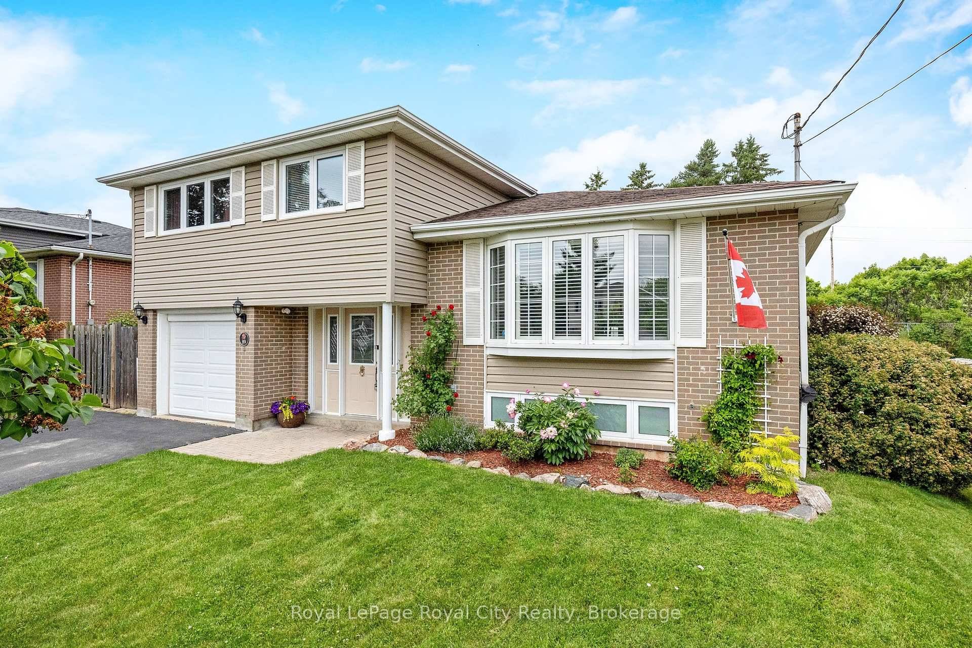 Fabulous opportunity to own this charming 4 bedroom sidesplit in Moore Park neighbourhood.