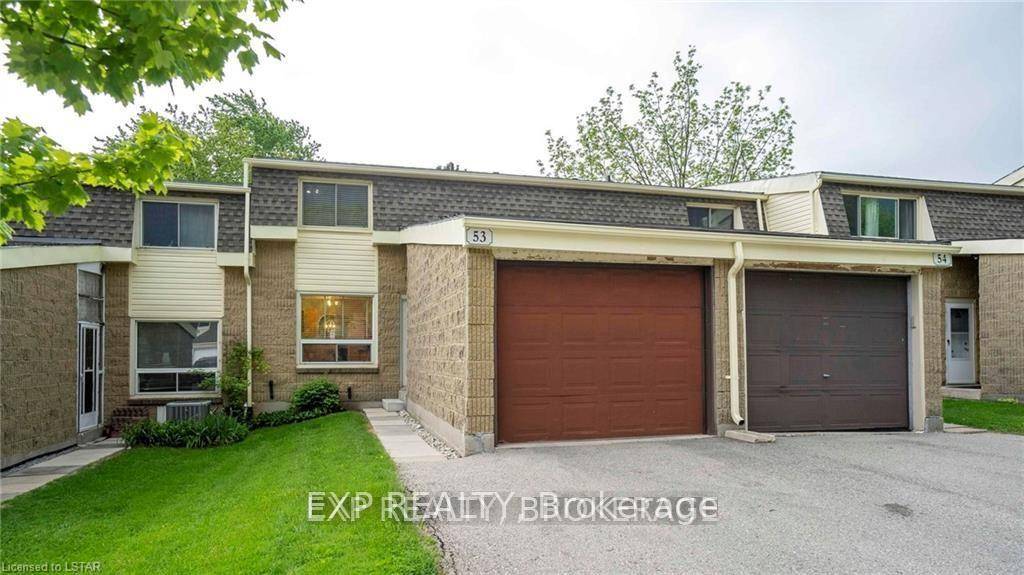 Welcome to this lovely and well maintained townhome.